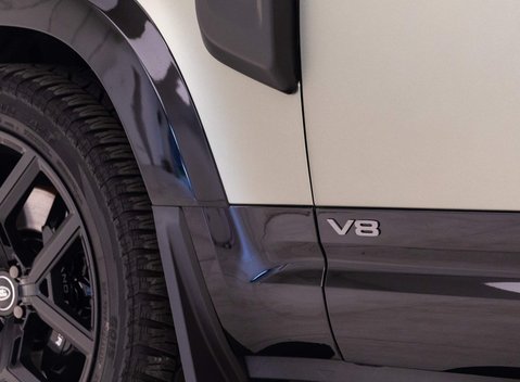Land Rover Defender V8 26