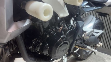 Triumph Street Triple 2014 27K NEW MOT SERVICED SCORPION EXHAUST NAKED 675CC TRIPLE 8