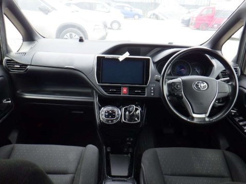 Toyota Voxy Hybrid 7