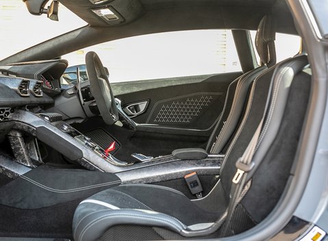 Lamborghini Huracan LP640-4 Performante 13