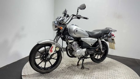 Yamaha YBR125 Custom 2012 ONLY 11K PROJECT BIKE SPARES OR REPAIR 125CC LEARNER 5