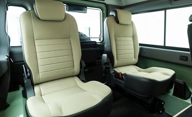 Land Rover Defender 110 Heritage 13