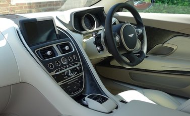 Aston Martin DB11 13