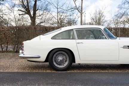 Aston Martin DB4 Series III 18