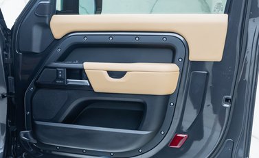Land Rover Defender 90 D350 X-DYNAMIC HSE 29