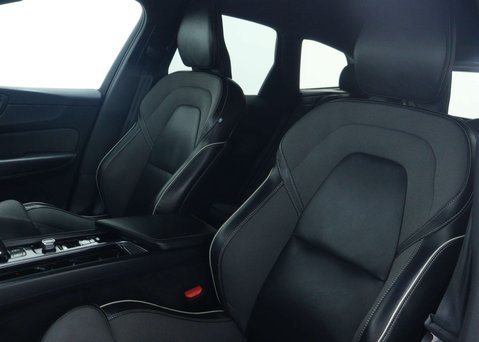 Volvo XC60 2.0 B5 MHEV R-Design SUV 5dr Petrol Hybrid Auto Euro 6 (s/s) (250 ps) 48