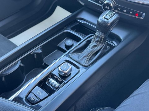 Volvo XC60 2.0 D5 PowerPulse R-Design Auto AWD Euro 6 (s/s) 5dr 28