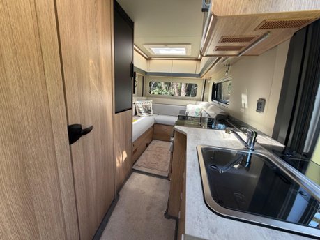 Auto-Trail V-Line 635 35 L4H2 STANDARD PV 19
