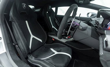 Lamborghini Huracan LP640-4 Performante 10