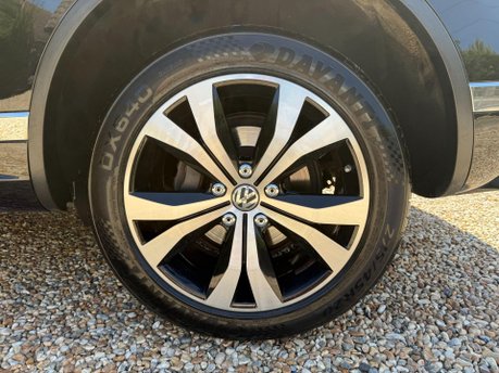 Volkswagen Touareg 3.0 TDI V6 BlueMotion Tech R-Line SUV 5dr Diesel Tiptronic 4WD Euro 6 (s/s) 14