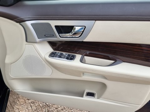 Jaguar XF D PORTFOLIO 16