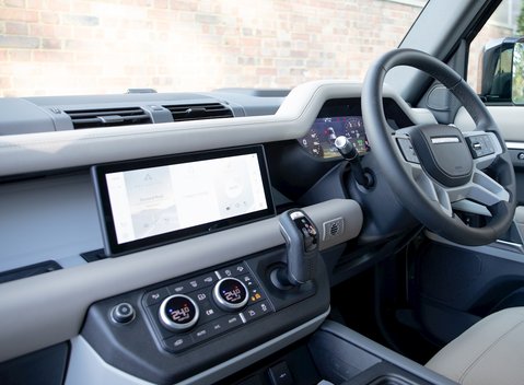 Land Rover Defender 110 HSE D240 19