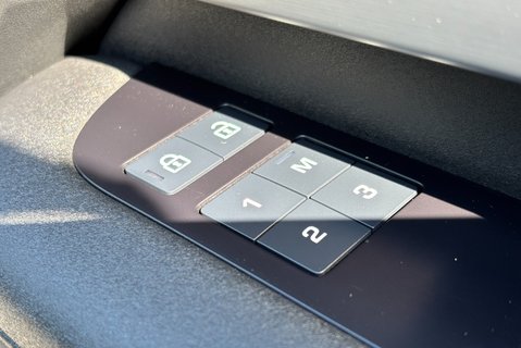 Land Rover Discovery D300 Commercial Dynamic HSE 40