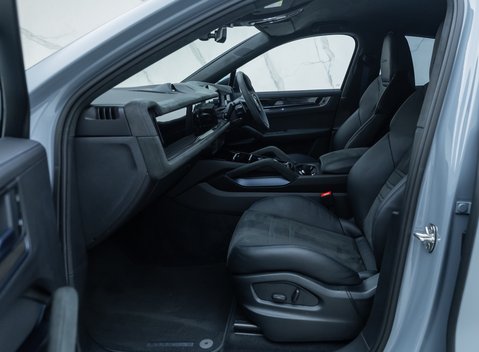 Porsche Cayenne TURBO E-HYBRID Coupe with GT Package 18