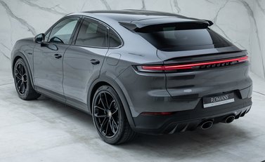 Porsche Cayenne TURBO E-HYBRID GT 12