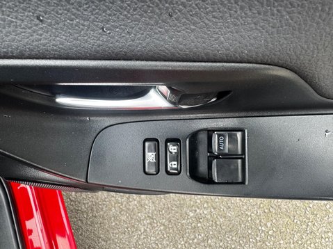 Toyota Yaris VVT-I DESIGN 32