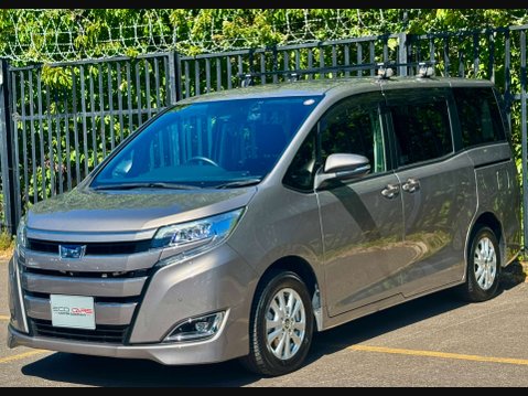 Toyota Noah Hybrid 1.8 27