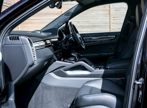 Porsche Cayenne Turbo (New Model) 15