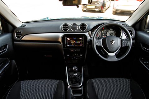 Suzuki Vitara SZ-T BOOSTERJET MHEV 3