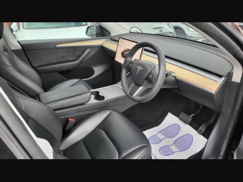Tesla Model Y LONG RANGE AWD 3
