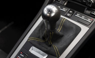 Porsche Cayman GT4 (718) 19