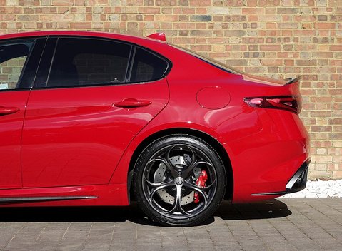Alfa Romeo Giulia Quadrifoglio 8