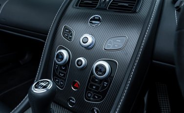 Aston Martin V12 Vantage S ROADSTER 21