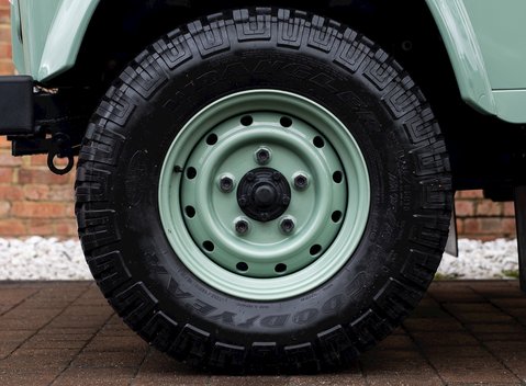 Land Rover Defender 110 Heritage Station Wagon 10