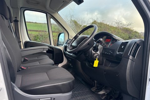 Peugeot Boxer 333 L1 H1 120 ps BlueHdi Professional - Sat Nav & Air Con 16