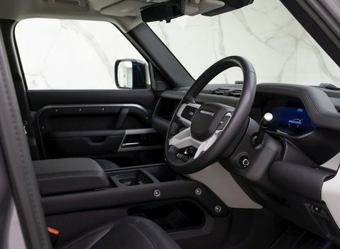 Land Rover Defender 110 HSE P300 9