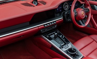 Porsche 911 Turbo S CABRIOLET (992) 21