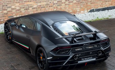 Lamborghini Huracan LP640-4 Performante 9