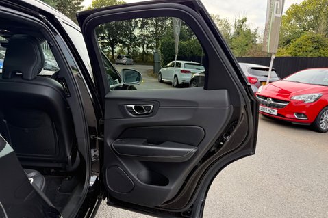 Volvo XC60 T5 R-DESIGN PRO AWD -ONE OWNER - 7 VOLVO SERVICES 29