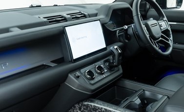 Land Rover Defender 110 OCTA EDITION ONE 23