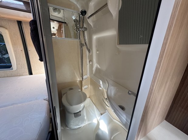Auto-Sleepers Kingham 2 Berth|2 Belts|French Bed|Shower|Toilet|Wifi Capability|Vanlux 18