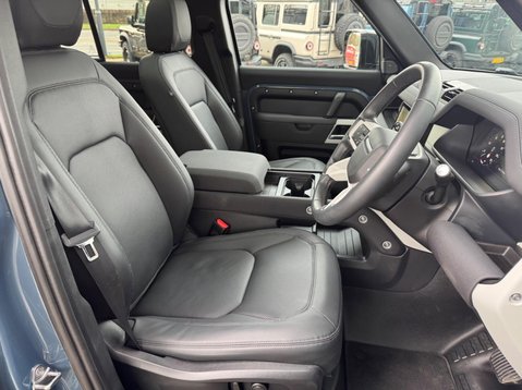 Land Rover Defender SE MHEV 14