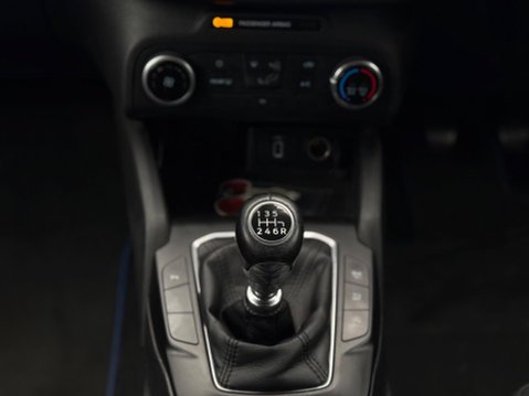 Ford Focus 1.0T EcoBoost Zetec Euro 6 (s/s) 5dr 29