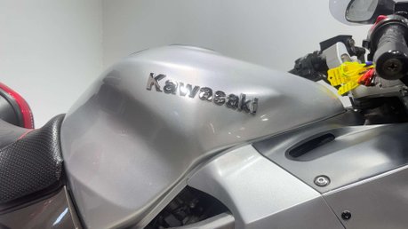 Kawasaki ZZR 2004 ONLY 29K FULL LUGGAGE NEW MOT SERVICED BIG CC TOURER 28