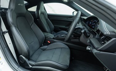 Porsche 911 Carrera GTS (992) 11