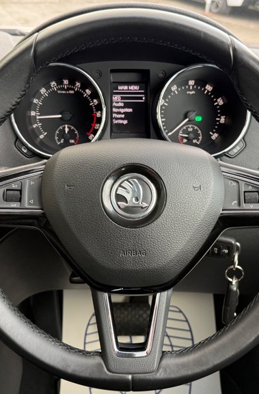 Skoda Yeti Outdoor LAURIN AND KLEMENT TDI DSG - RARE CAR - PAN ROOF -APPLE CARPLAY -8 SERVICES 