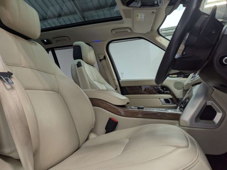 Land Rover Range Rover 3.0 Range Rover Vogue D MHEV Auto 4WD 5dr 30