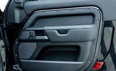 Land Rover Defender 90 V8 P525 Urban 22