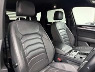 Volkswagen Touareg 3.0 TDI V6 R-Line SUV 5dr Diesel Tiptronic 4Motion Euro 6 (s/s) (286 ps) 30