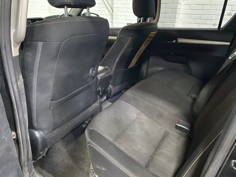 Toyota Hilux INVINCIBLE 4WD D-4D DCB 16