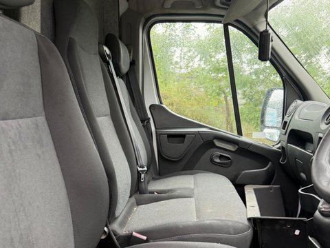 Renault Master 2.3 dCi 35 Business FWD MWB Medium Roof Euro 6 5dr 8