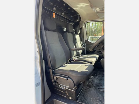 Renault Master 2.3 dCi 35 Business FWD LWB Medium Roof Euro 6 4dr 24