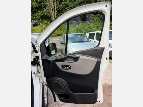 Renault Trafic 1.6 dCi ENERGY 27 Sport Nav Panel Van 5dr Diesel Manual SWB Standard Roof E 26
