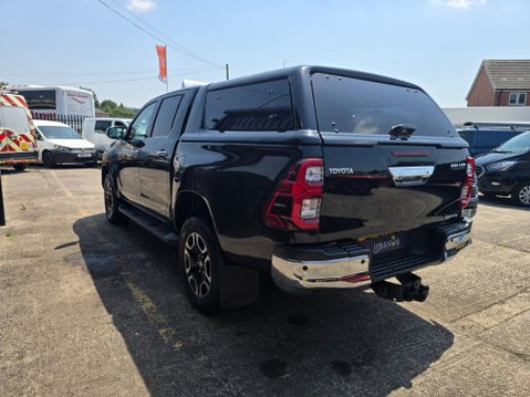 Toyota Hilux INVINCIBLE 4WD D-4D DCB 4