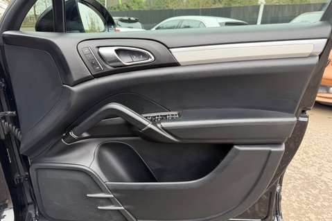 Porsche Cayenne D V6 TIPTRONIC S - REAR ENTERTAINMENT -PDLS -PAN ROOF -CAMERA -£17K EXTRAS 40