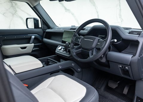 Land Rover Defender 90 D300 X-DYNAMIC HSE